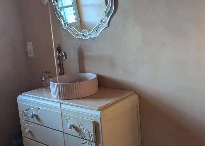 לינה וארוחת בוקר Maison Nathis 3*